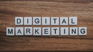 digitale marketing uitgeschreven in letter stenen